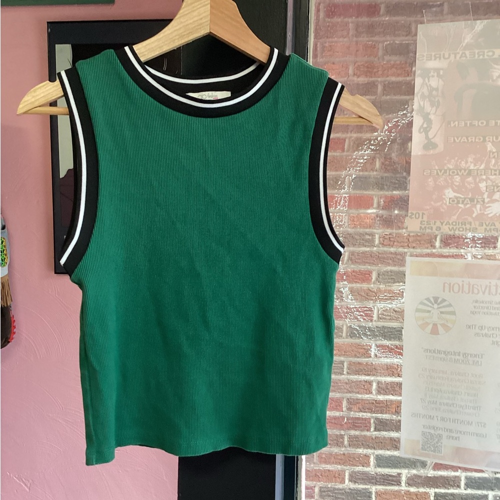 Sleeveless Green Ribbed Tank Top with Contrast Trim